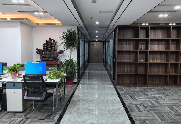 惠州展示柜定制加工厂：亚克力与木质展柜工艺差异对比分析