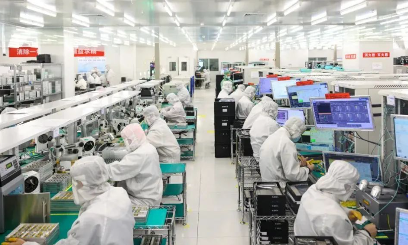 亚克力展示柜定制加工工艺与材质性能对比分析